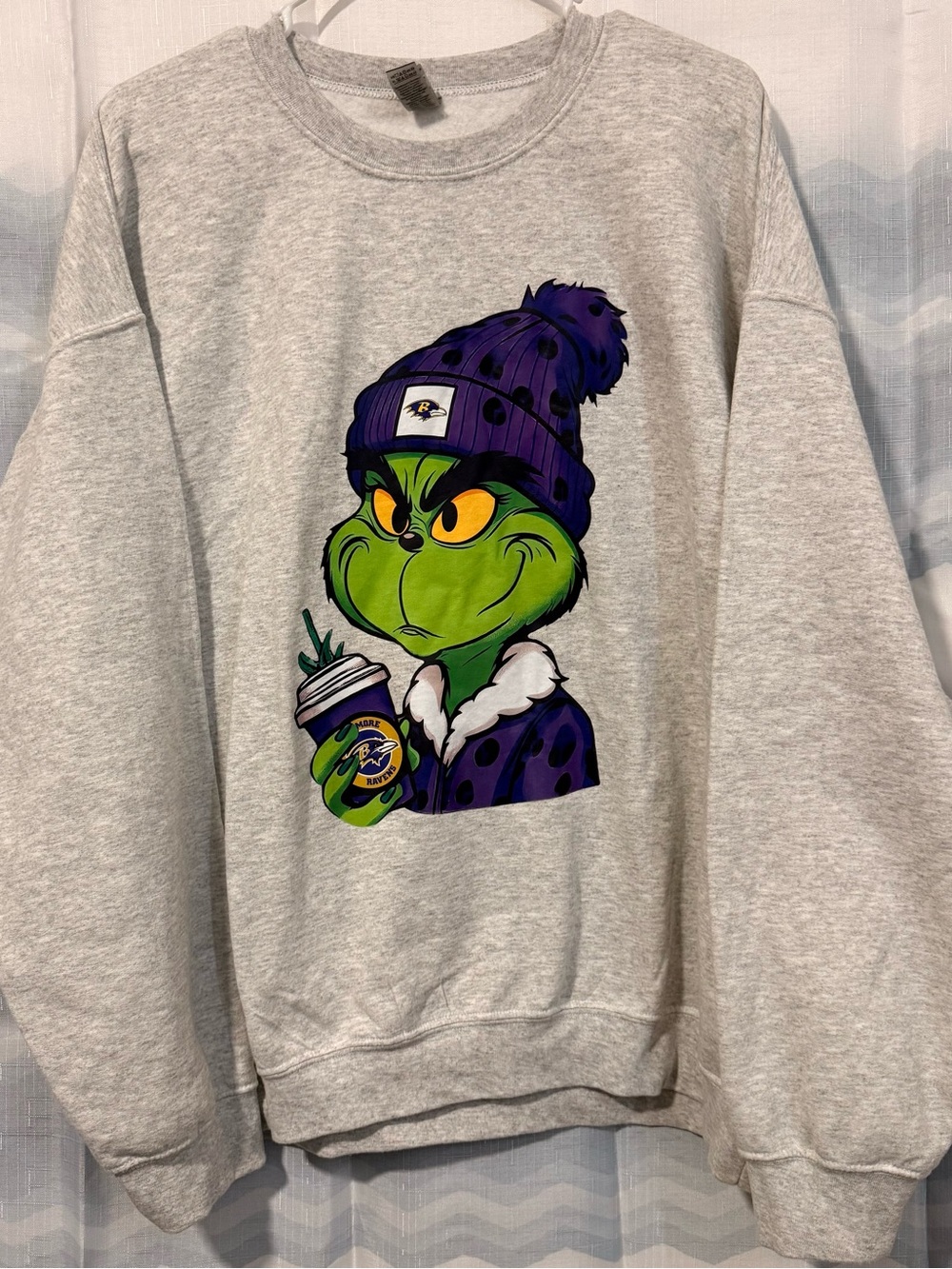Vintage Gildan Gray Crewneck Sweatshirt with ravens grinch Graphic
